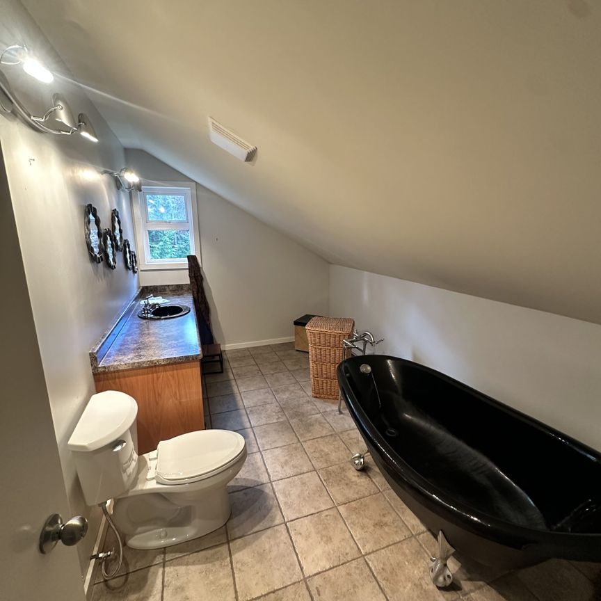 House Upper Suite 3 bed 2.5 bath - Photo 1