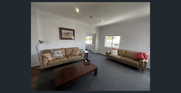 '94 FITZROY' - LARGE, FULLY FURNISHED GRAND 3 BEDROOM APARTMENT - Photo 1