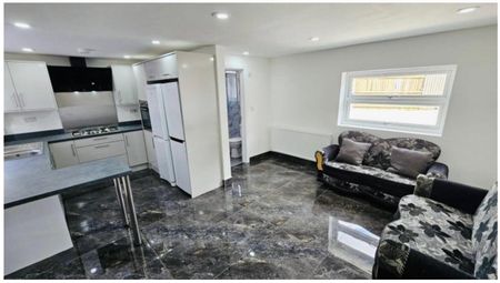 Room in a Shared House, Hazelwell Street, B30 - Photo 2