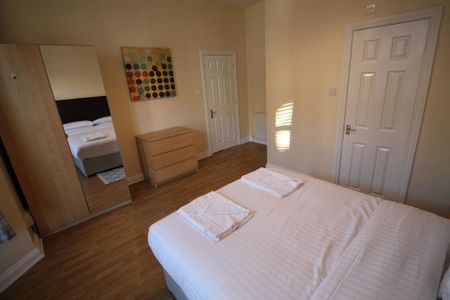 3 bedroom flat to rent - Photo 2