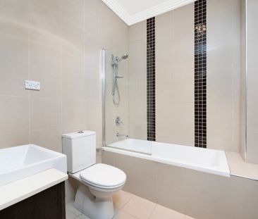 Stylish Split Level Townhouse - Photo 3