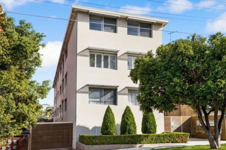 Lifestyle Apartment in Beachside Location - Level Walk to Beach - Photo 5