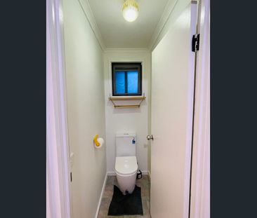 Updated 2 bedroom Unit, Within Walking Distance To Eltham Station - Photo 5