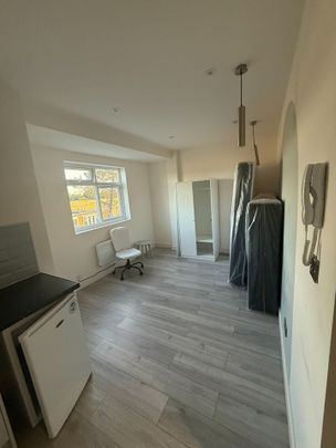 Studio Flat, Woodmansterne Road, SW16 - Photo 1