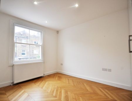 Two Bedroom Flat to rent in London - Photo 4