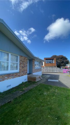 Ideally located on Victoria Street in the popular Beerescourt area, this tidy two-bedroom unit offers easy access to everything Hamilton has to offer. - Photo 4