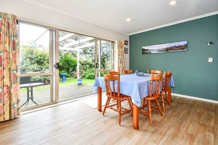 Charming 3BR Wattle Downs Retreat - Photo 2