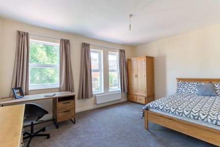 6 Bed Semi-Detached House, Morris Road, SO15 - Photo 2