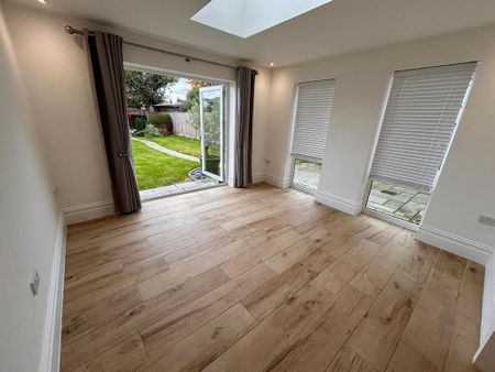 4 bedroom detached house to rent - Photo 4