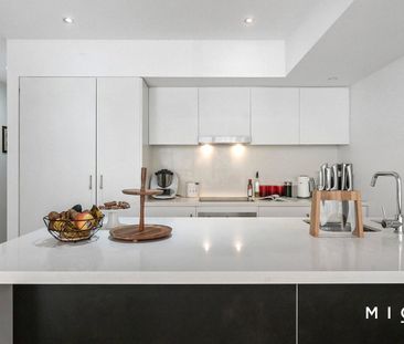 FURNISHED: North-Facing Entertainer in the Heart of the City - Photo 4