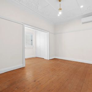 Convenient, spacious apartment in prime location - Photo 2