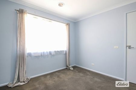 Large 5 Bedroom Home - Photo 2