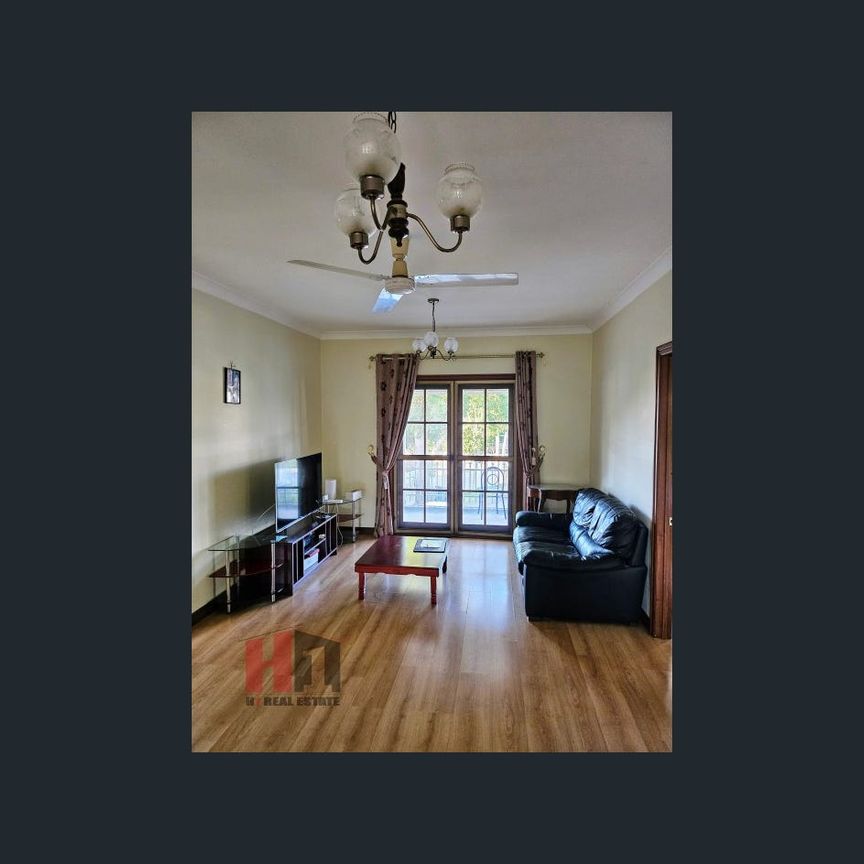 Room Available So Close To Garden City Shopping Centre! - Photo 1