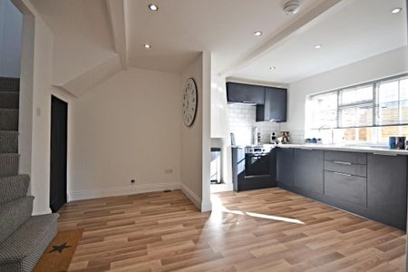 2 bedroom semi-detached house to rent - Photo 3