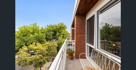 Spacious, Renovated & Rare – 2 Bathrooms in Prime Elwood - Photo 2