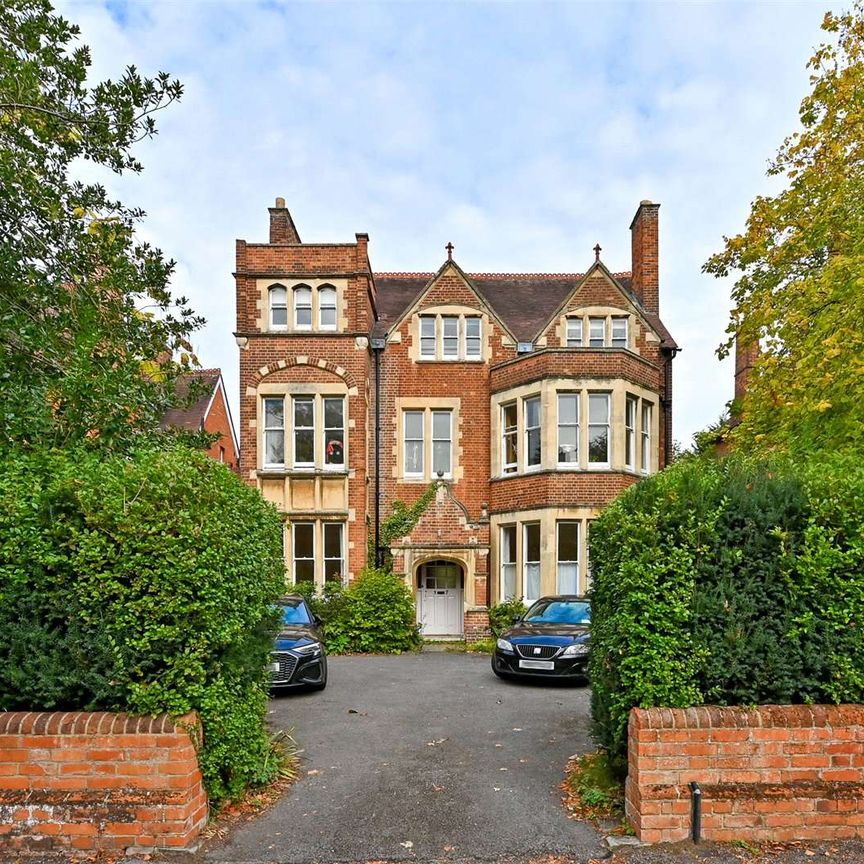 A spacious three bedroom apartment - Photo 1