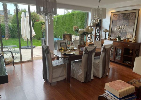 For rent for HALF SEASON from now until 30/06/2024 and from 15.09.24-30.6.25 Stunning semi-detached house in residential area in Benalmadena .