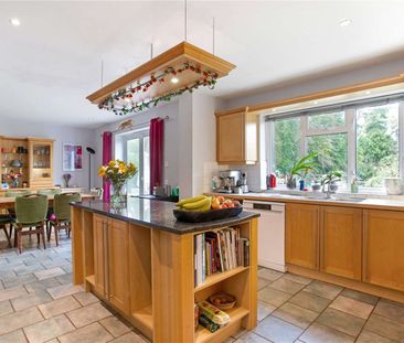 An exceptional four bedroom detached family home in one of Harpende... - Photo 5