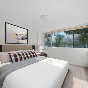 Spacious 2 Bedroom Apartment with lock up garage - Photo 2