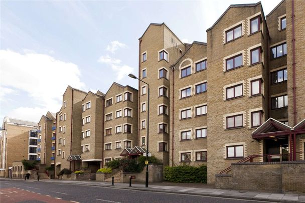 A well presented two bedroom apartment situated on the ground floor of this well run and popular waterside development located in the heart of West Wapping. - Photo 1