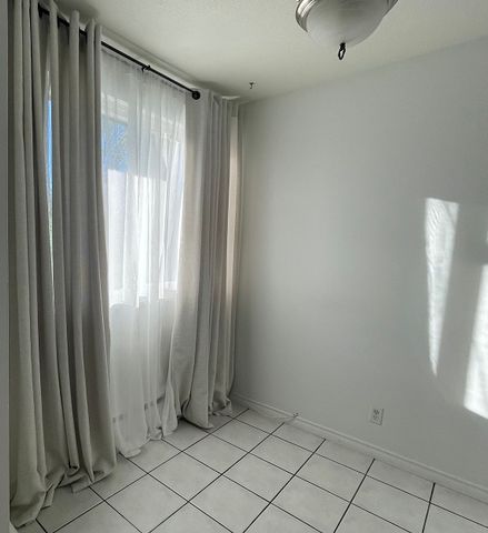 Bright, spacious, updated 1-bedroom, 1-bathroom corner unit - Photo 4