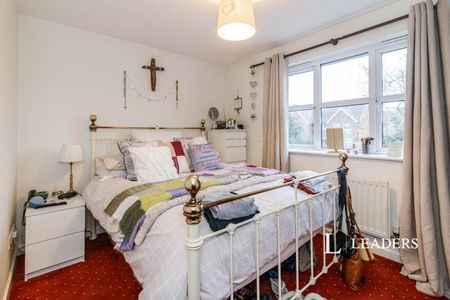 2 bedroom terraced to rent Manor Crescent, Manor Park, Epsom, KT19 - Photo 3