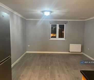 3 bedroom flat to rent - Photo 2