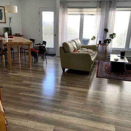 GRAND 51/2 SUR 2 ÉTAGES, 2 S.D.B COMPLÈTES , LOCKER, . TERRASSE - Photo 3