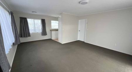 Newly Renovated 3 bedroom + Garage close to town - Photo 2