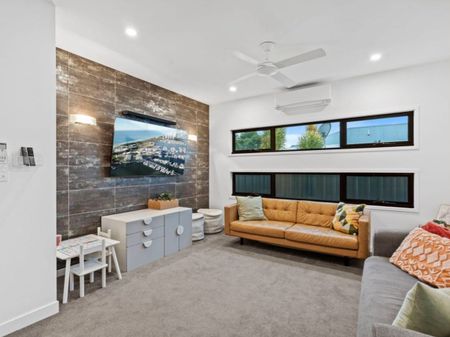 Stunning Contemporary Family Home - - Photo 2