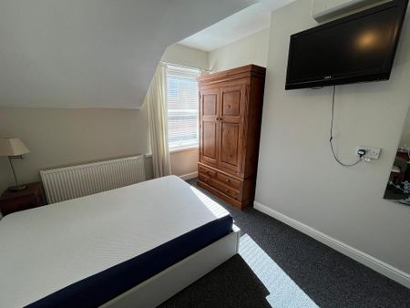 1 bedroom in a house share to rent - Photo 2