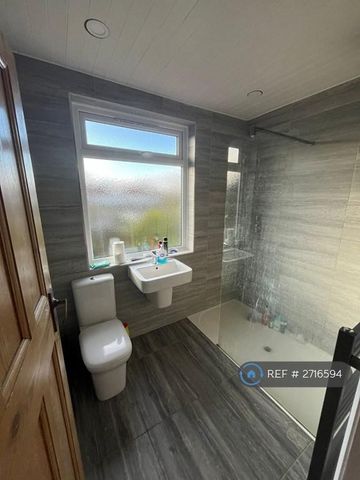 3 bedroom end of terrace house to rent - Photo 4