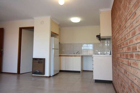23 Rowe Place, Phillip ACT 2606 - Townhouse For Rent | Domain - Photo 3
