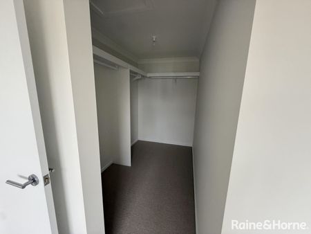 Modern Five-Bedroom Family Home - Photo 5