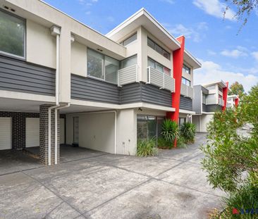 THREE BEDROOM TOWNHOUSE - Photo 5