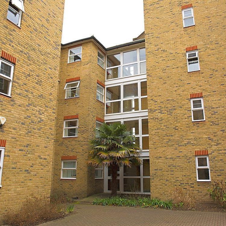 1 bedroom in a flat share to rent - Photo 1