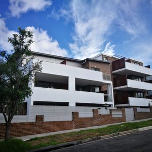 FULL TILED LIVING AREA CLOSE TO PUBLIC TRANSPORT - Photo 3