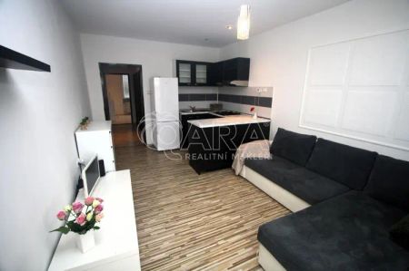 Pěkný byt 2+kk s balkonem ve 4.NP cihlového domu poblíž metra Strašnická, Praha 10 - Фото 3