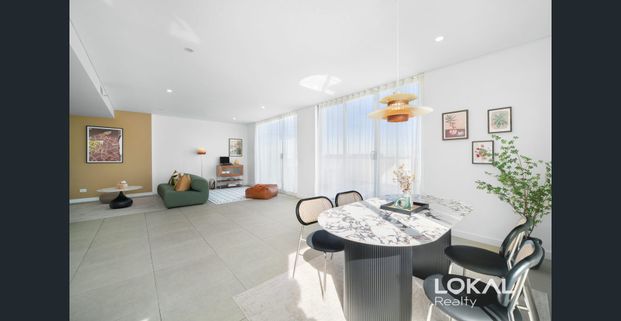 Fully furnished | Rare Three-Bedroom Penthouse with Iconic Views- An Oversized Layout Seldom Found - Photo 1