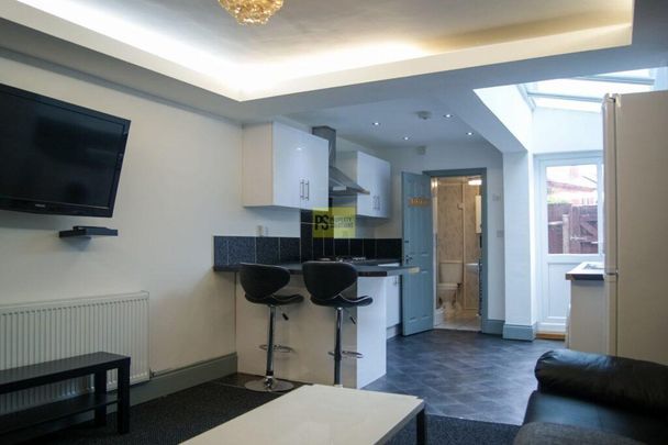 4 bedroom terraced house to rent - Photo 1