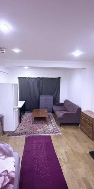 1 bedroom in a house share to rent - Photo 1
