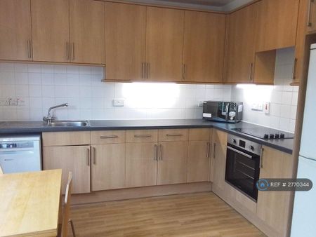 4 bedroom flat to rent - Photo 4