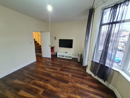 2 Bed Flat, Hatherley Gardens, E6 - Photo 5