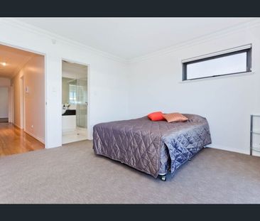 Large 3 bed apartment! - Photo 4