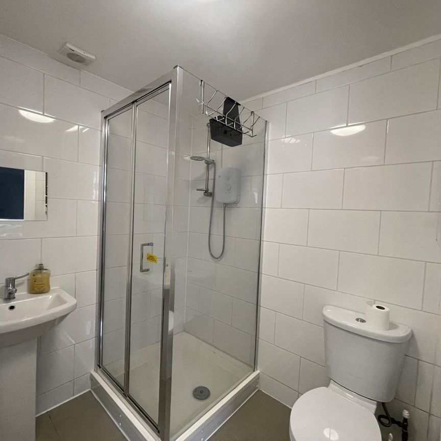 Studio Flat, Greyhound Hill, NW4 - Photo 1