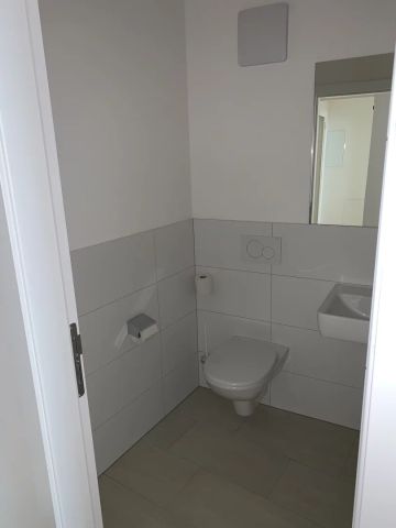 Neuwertige, moderne 2-Zimmer-Wohnung im Schärdinger Zentrum - Küche möbliert - Photo 3