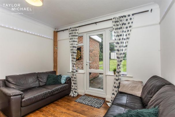 6 bedroom semi-detached house to rent - Photo 1