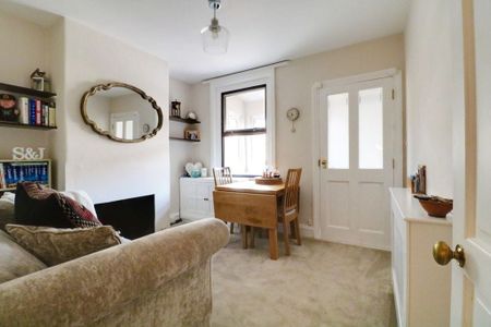 2 Bed Terraced House, Western Road, RG1 - Photo 4