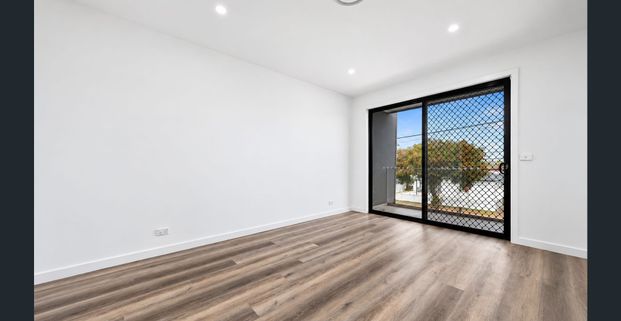 SPACIOUS FIVE-BEDROOM FAMILY HOME WITH MODERN COMFORT & STYLE - Photo 1