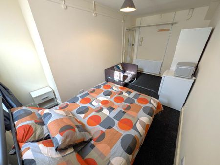 1 bedroom in a house share to rent - Photo 4